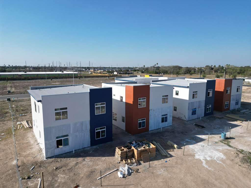 Vista de drone — fila de unidades en construcción